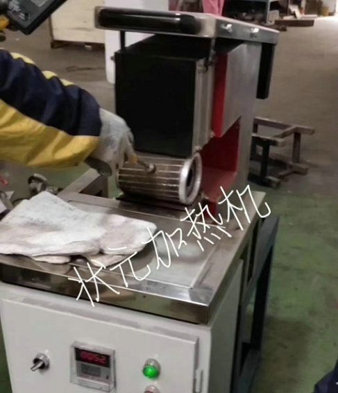 轉(zhuǎn)子加熱設(shè)備-熱套設(shè)備.jpg 轉(zhuǎn)子加熱設(shè)備-熱套設(shè)備.jpg